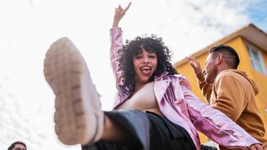 
		Junge Frau tanzt fröhlich
	